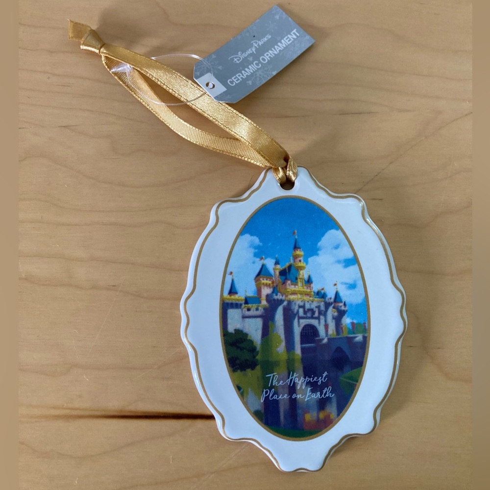 ✨BRAND NEW✨
Disney parks ornament